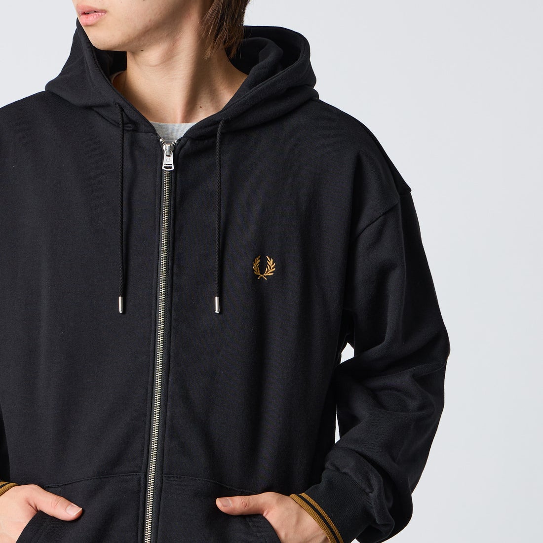 FRED PERRY [フレッドペリー] 別注 フードロゴ刺繍スウェットジップパーカー [FPM-26A-011JF] BLACK/DARK &&モデル身長：177cm 着用サイズ：L&&