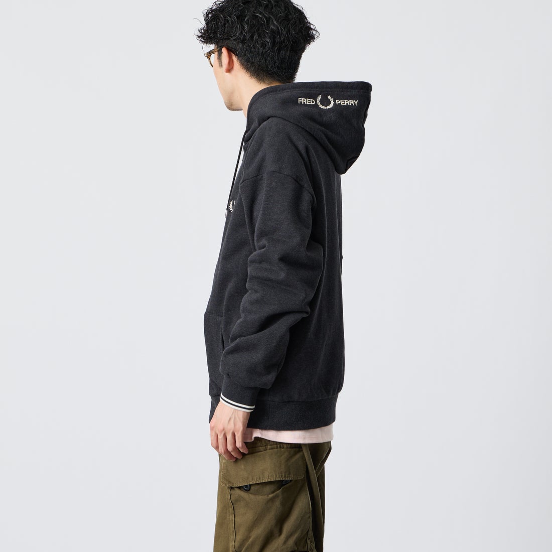 FRED PERRY [フレッドペリー] 別注 フードロゴ刺繍スウェットジップパーカー [FPM-26A-011JF] CHARCOAL M &&モデル身長：168cm 着用サイズ：L&&