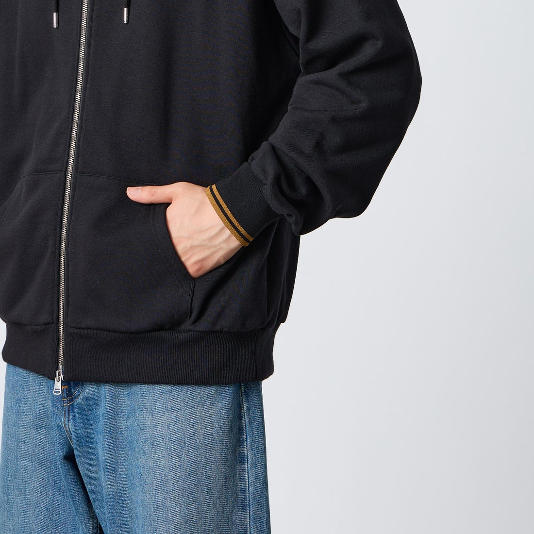 FRED PERRY [フレッドペリー] 別注 フードロゴ刺繍スウェットジップパーカー [FPM-26A-011JF] BLACK/DARK &&モデル身長：177cm 着用サイズ：L&&