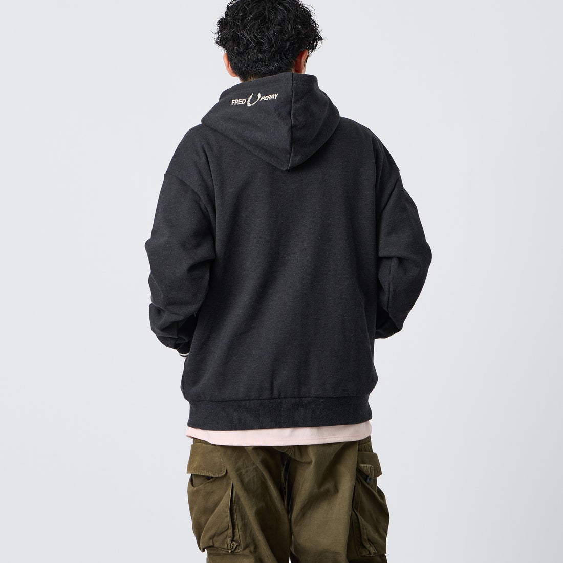 FRED PERRY [フレッドペリー] 別注 フードロゴ刺繍スウェットジップパーカー [FPM-26A-011JF] CHARCOAL M &&モデル身長：168cm 着用サイズ：L&&