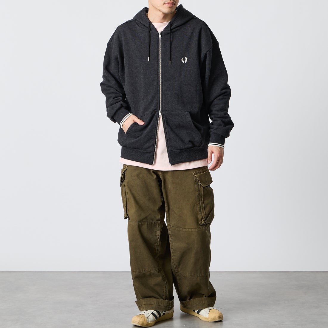 FRED PERRY [フレッドペリー] 別注 フードロゴ刺繍スウェットジップパーカー [FPM-26A-011JF] CHARCOAL M &&モデル身長：168cm 着用サイズ：L&&