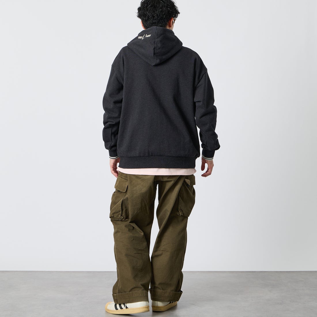 FRED PERRY [フレッドペリー] 別注 フードロゴ刺繍スウェットジップパーカー [FPM-26A-011JF] CHARCOAL M &&モデル身長：168cm 着用サイズ：L&&
