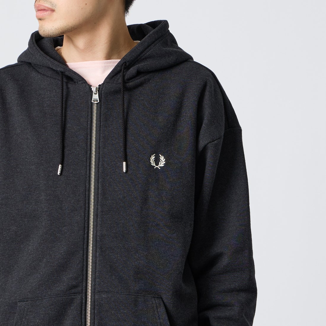 FRED PERRY [フレッドペリー] 別注 フードロゴ刺繍スウェットジップパーカー [FPM-26A-011JF] CHARCOAL M &&モデル身長：168cm 着用サイズ：L&&Y [フレッドペリー] 別注 フードロゴ刺繍スウェットジップパーカー [FPM-26A-011JF] BLACK/DARK