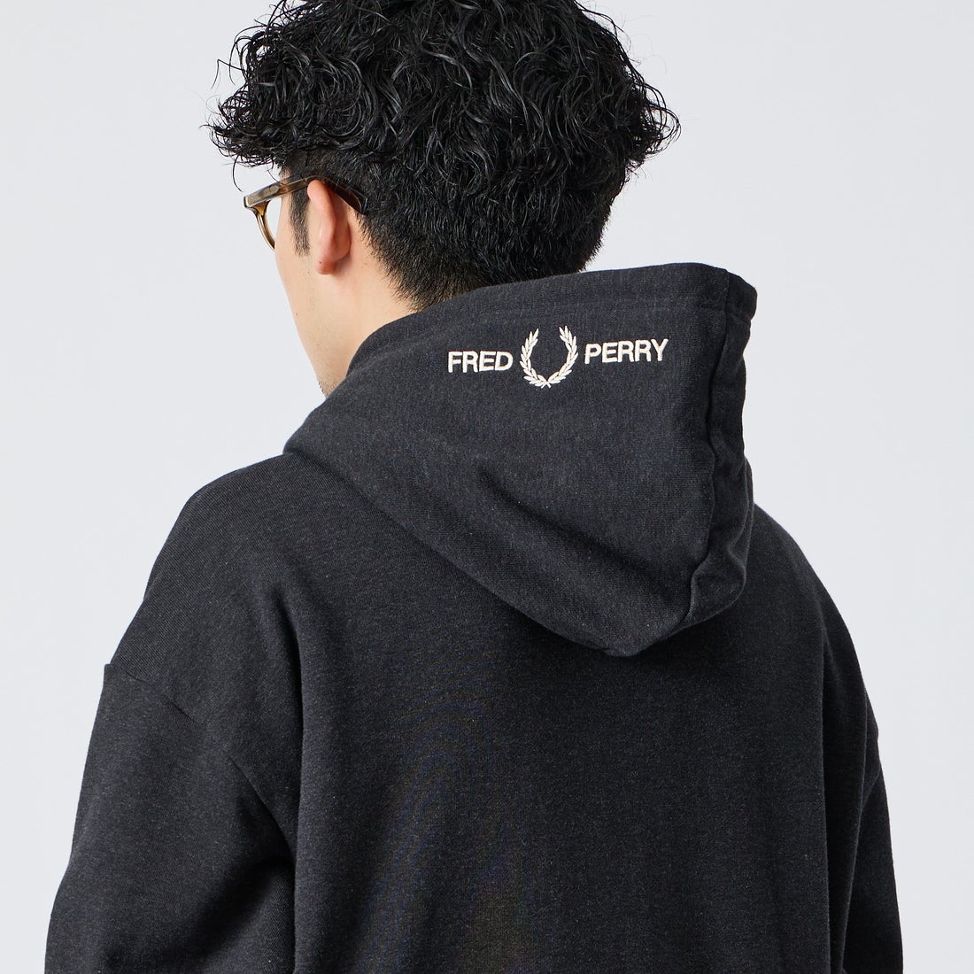 FRED PERRY [フレッドペリー] 別注 フードロゴ刺繍スウェットジップパーカー [FPM-26A-011JF] CHARCOAL M &&モデル身長：168cm 着用サイズ：L&&