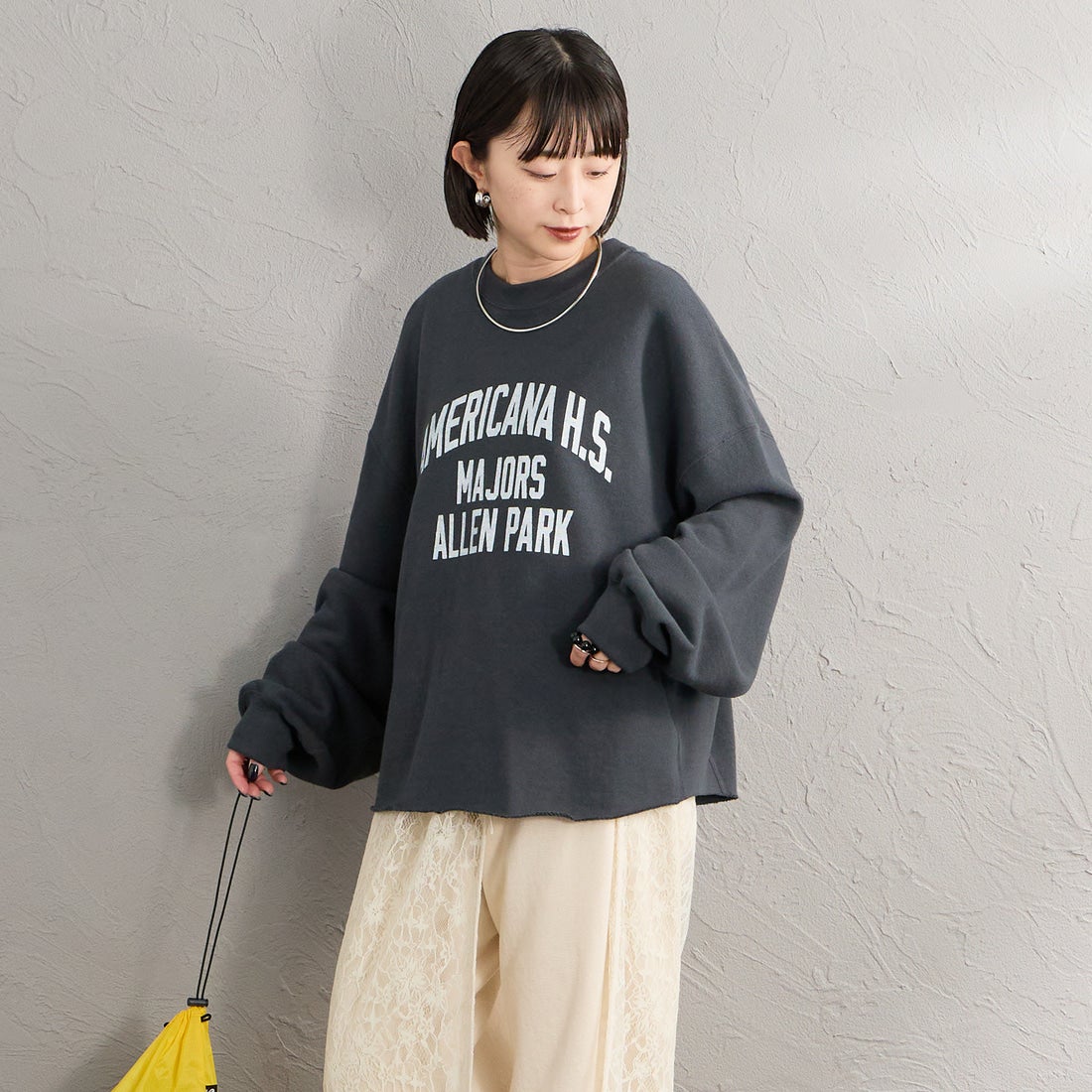 Americana × JEANS FACTORY [アメリカーナ × ジーンズファクトリー] 別注 カレッジロゴプリント カットオフスウェット [ASO-899-1-JF] ｽﾐｸﾛ &&モデル身長：150cm 着用サイズ：ONE SIZE&&