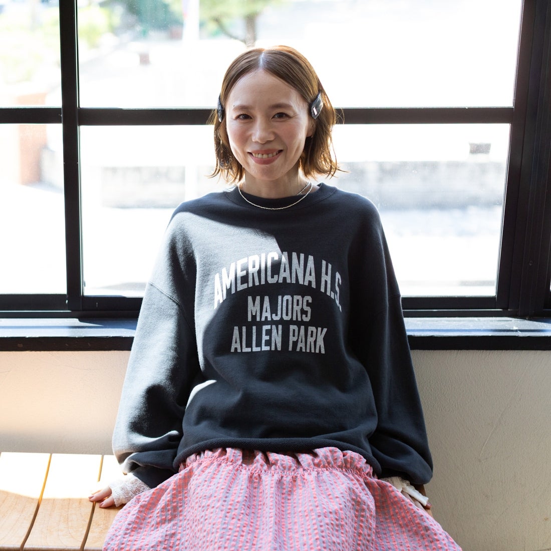 Americana × JEANS FACTORY [アメリカーナ × ジーンズファクトリー] 別注 カレッジロゴプリント カットオフスウェット [ASO-899-1-JF] ｽﾐｸﾛ &&モデル身長：150cm 着用サイズ：ONE SIZE&&