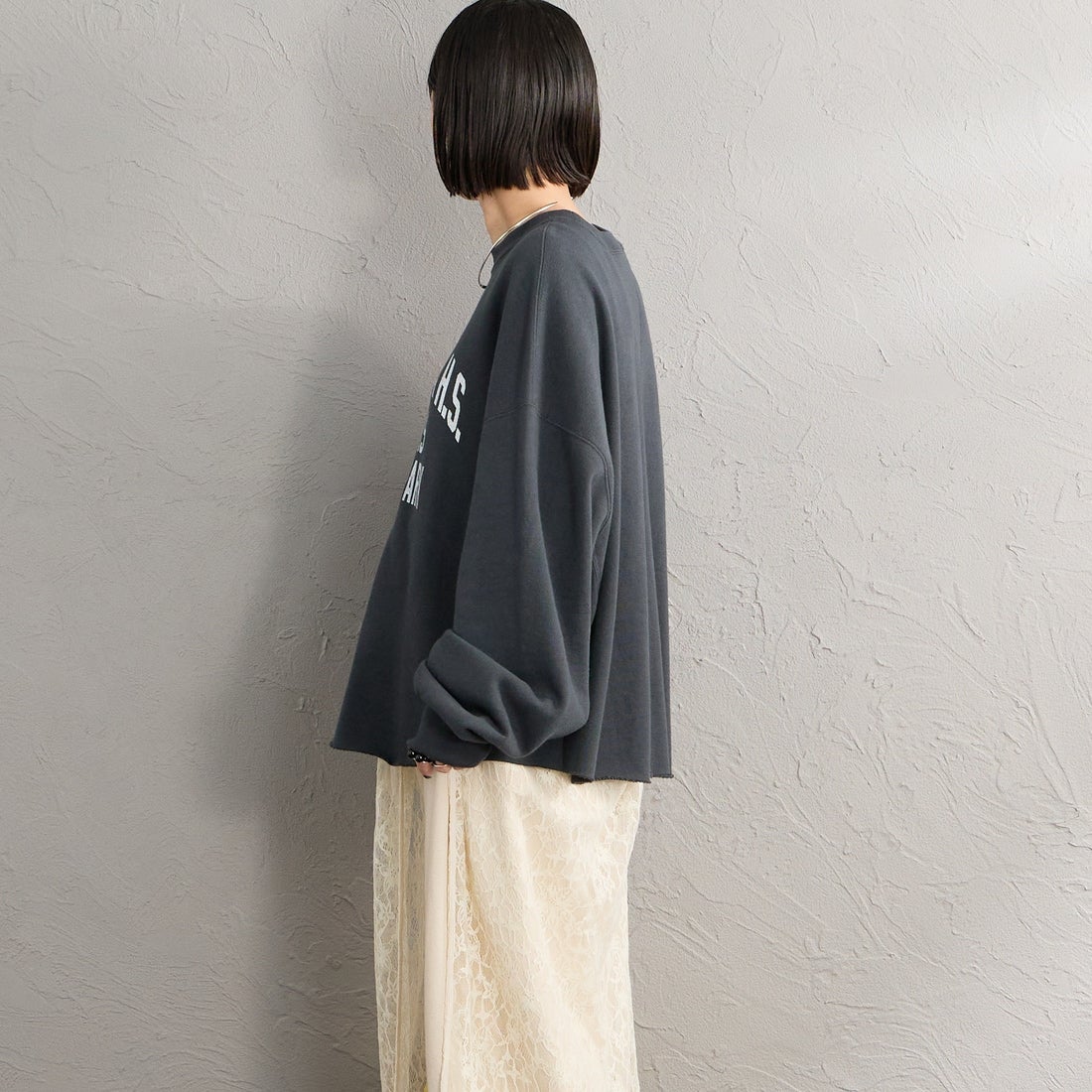 Americana × JEANS FACTORY [アメリカーナ × ジーンズファクトリー] 別注 カレッジロゴプリント カットオフスウェット [ASO-899-1-JF] ｽﾐｸﾛ &&モデル身長：150cm 着用サイズ：ONE SIZE&&