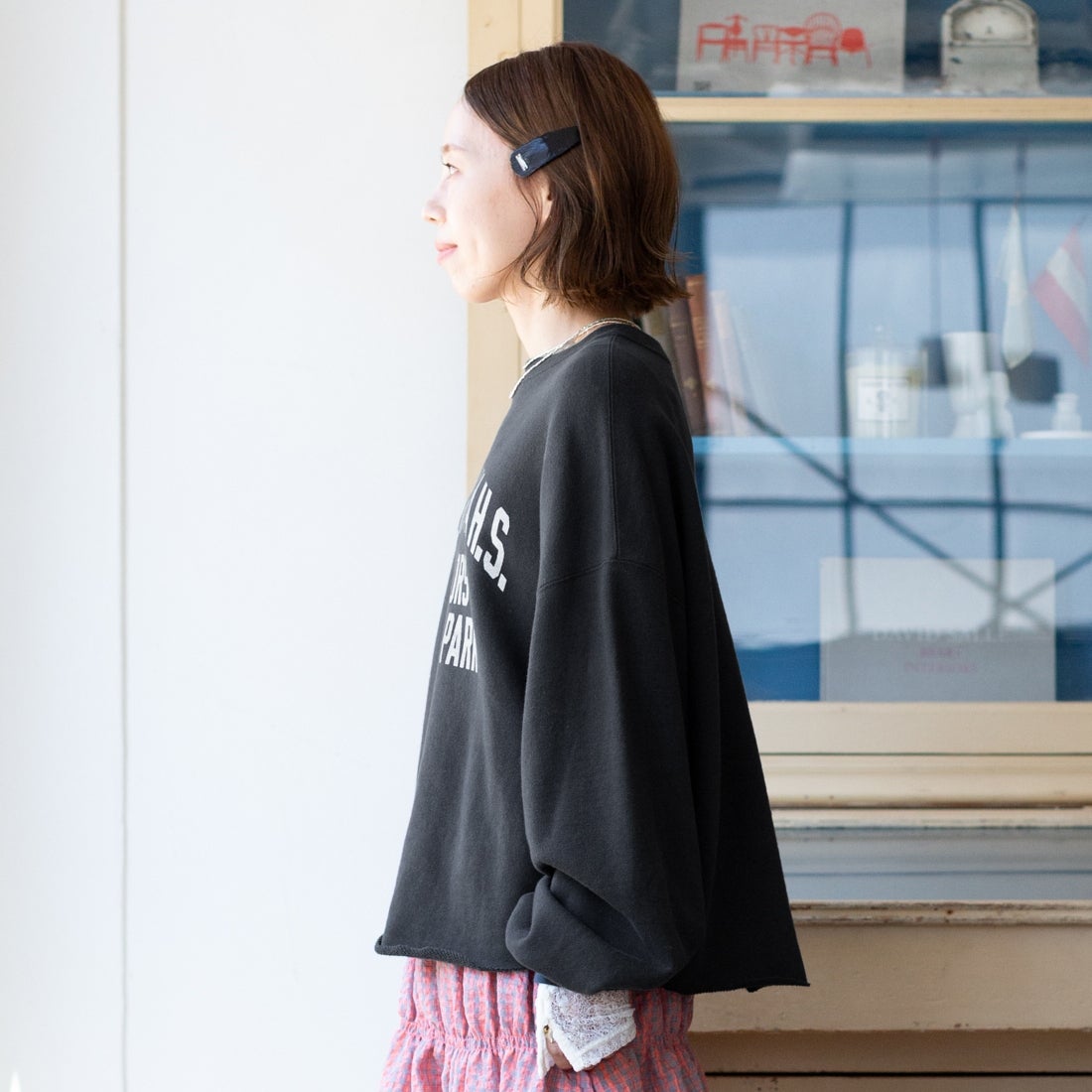 Americana × JEANS FACTORY [アメリカーナ × ジーンズファクトリー] 別注 カレッジロゴプリント カットオフスウェット [ASO-899-1-JF] ｽﾐｸﾛ &&モデル身長：150cm 着用サイズ：ONE SIZE&&