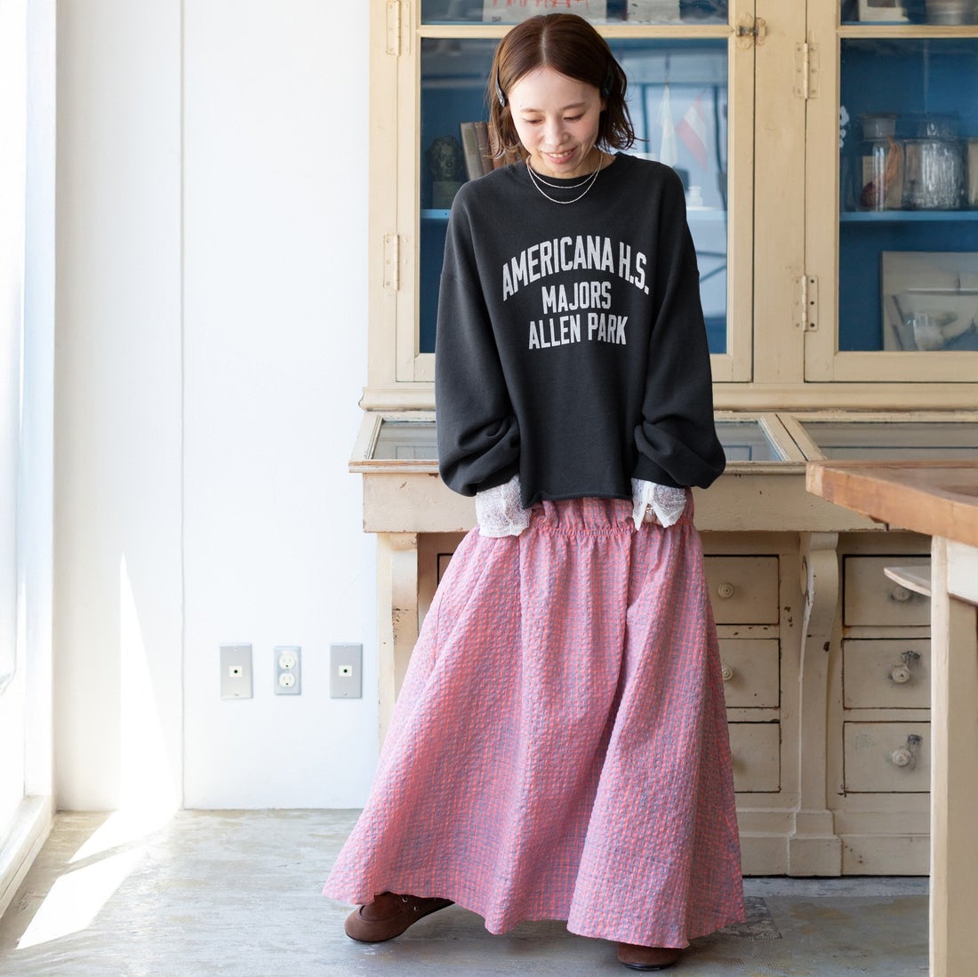 Americana × JEANS FACTORY [アメリカーナ × ジーンズファクトリー] 別注 カレッジロゴプリント カットオフスウェット [ASO-899-1-JF] ｽﾐｸﾛ &&モデル身長：150cm 着用サイズ：ONE SIZE&&