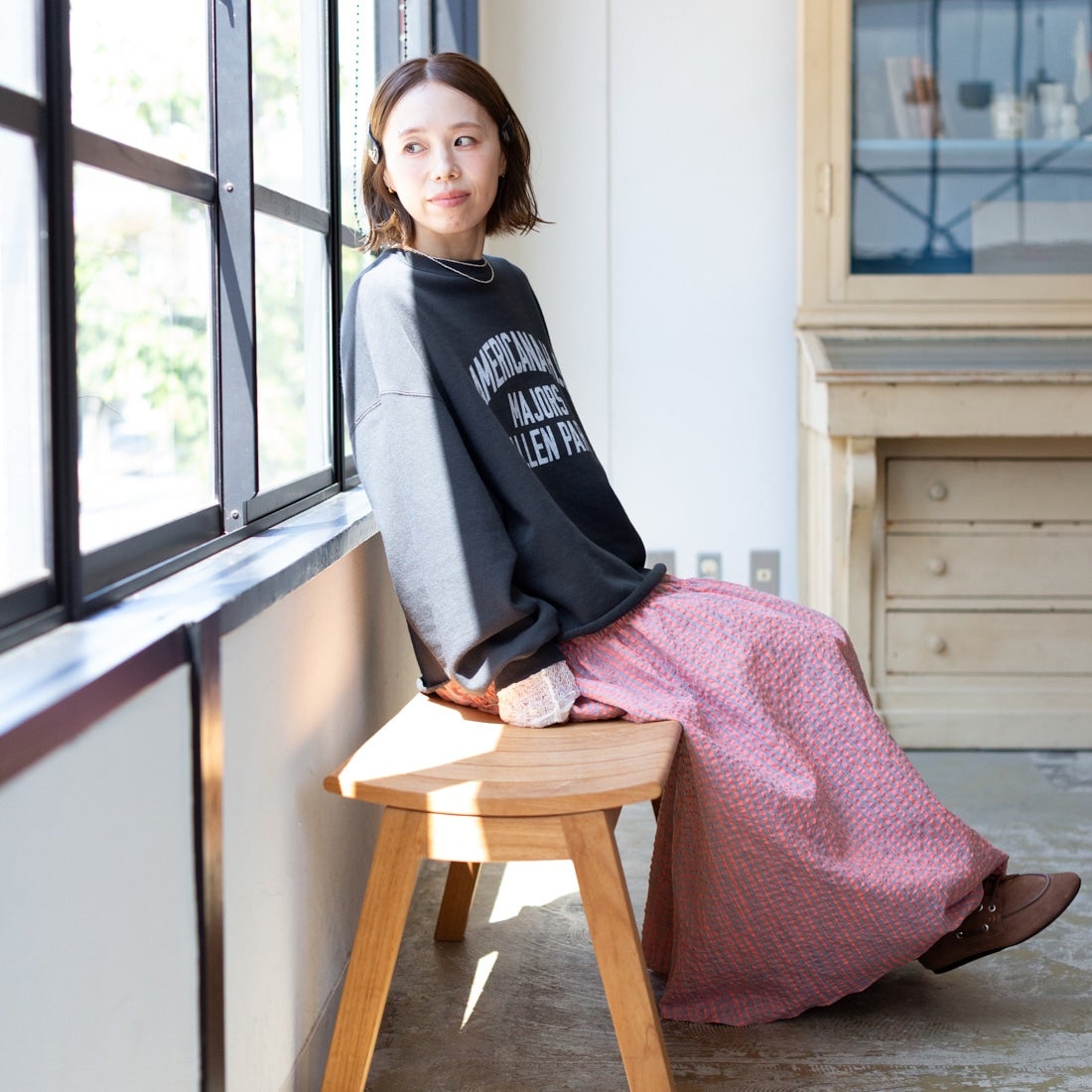 Americana × JEANS FACTORY [アメリカーナ × ジーンズファクトリー] 別注 カレッジロゴプリント カットオフスウェット [ASO-899-1-JF] ｽﾐｸﾛ &&モデル身長：153cm 着用サイズ：ONE SIZE&&