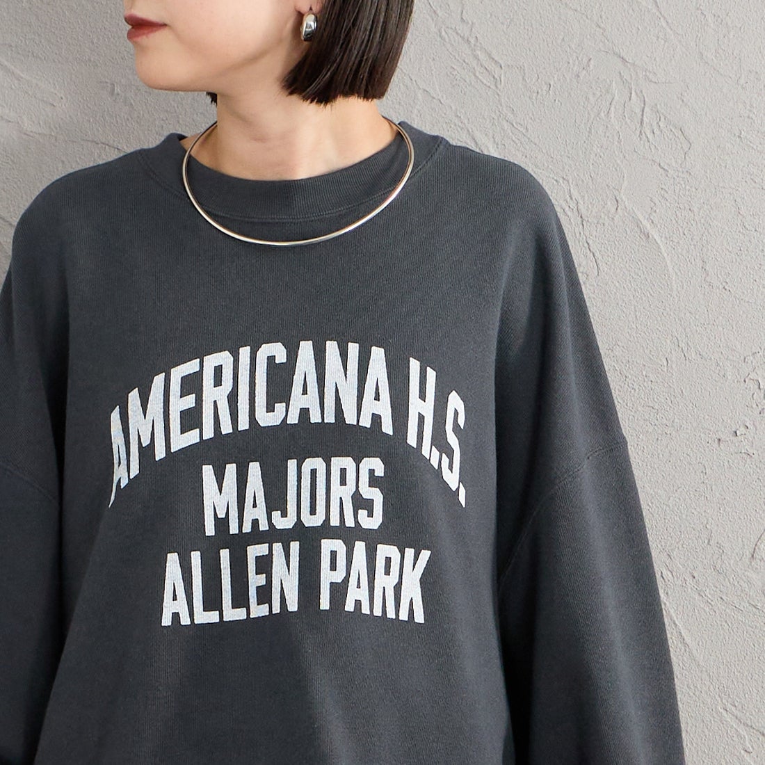 Americana × JEANS FACTORY [アメリカーナ × ジーンズファクトリー] 別注 カレッジロゴプリント カットオフスウェット [ASO-899-1-JF] ｽﾐｸﾛ &&モデル身長：150cm 着用サイズ：ONE SIZE&&