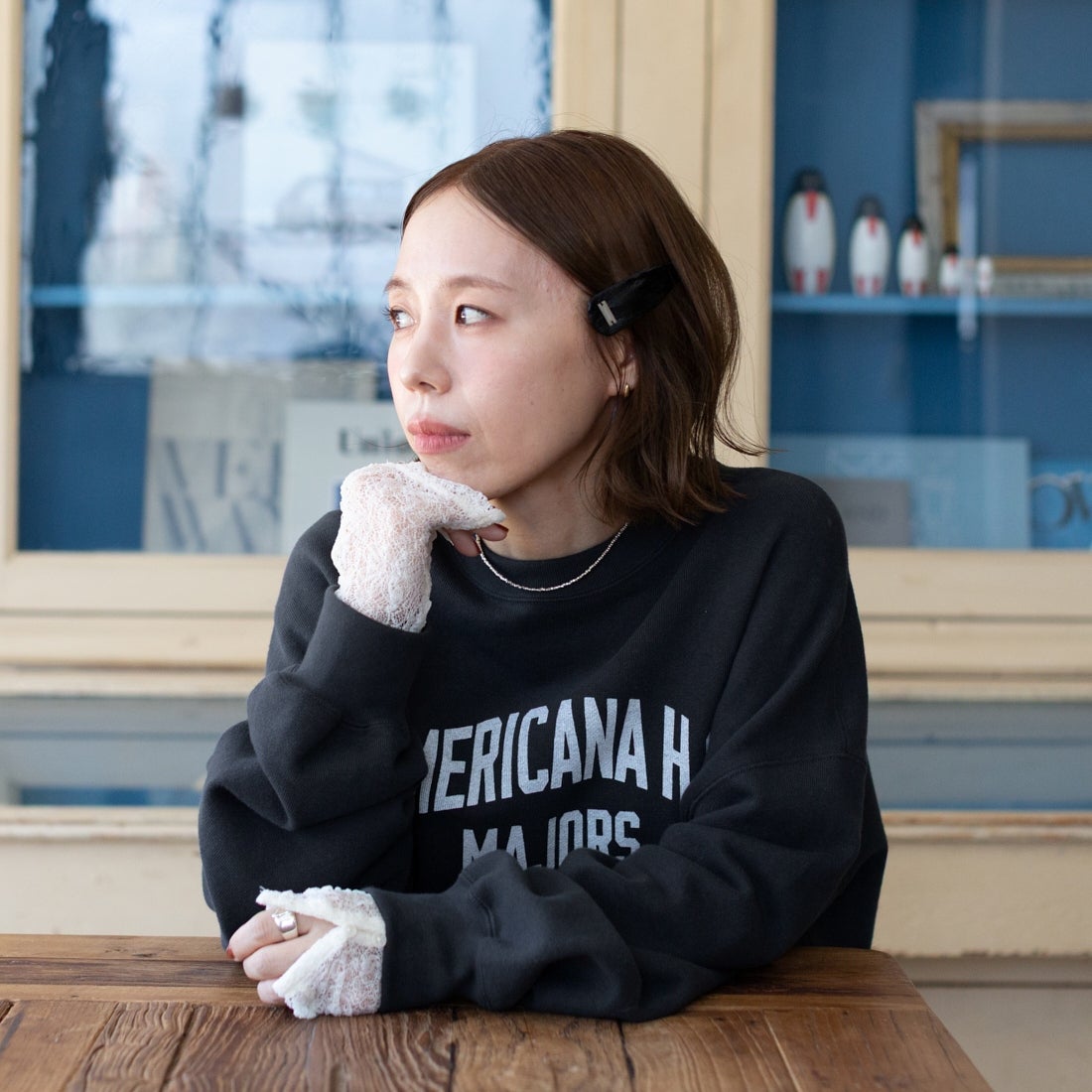 Americana × JEANS FACTORY [アメリカーナ × ジーンズファクトリー] 別注 カレッジロゴプリント カットオフスウェット [ASO-899-1-JF] ｽﾐｸﾛ &&モデル身長：153cm 着用サイズ：ONE SIZE&&