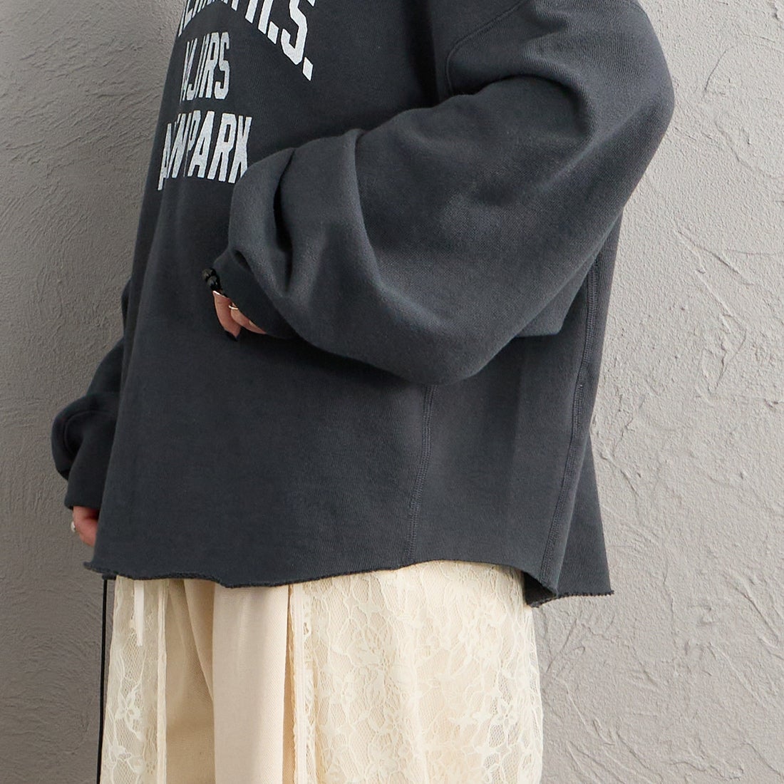 Americana × JEANS FACTORY [アメリカーナ × ジーンズファクトリー] 別注 カレッジロゴプリント カットオフスウェット [ASO-899-1-JF] ｽﾐｸﾛ &&モデル身長：150cm 着用サイズ：ONE SIZE&&