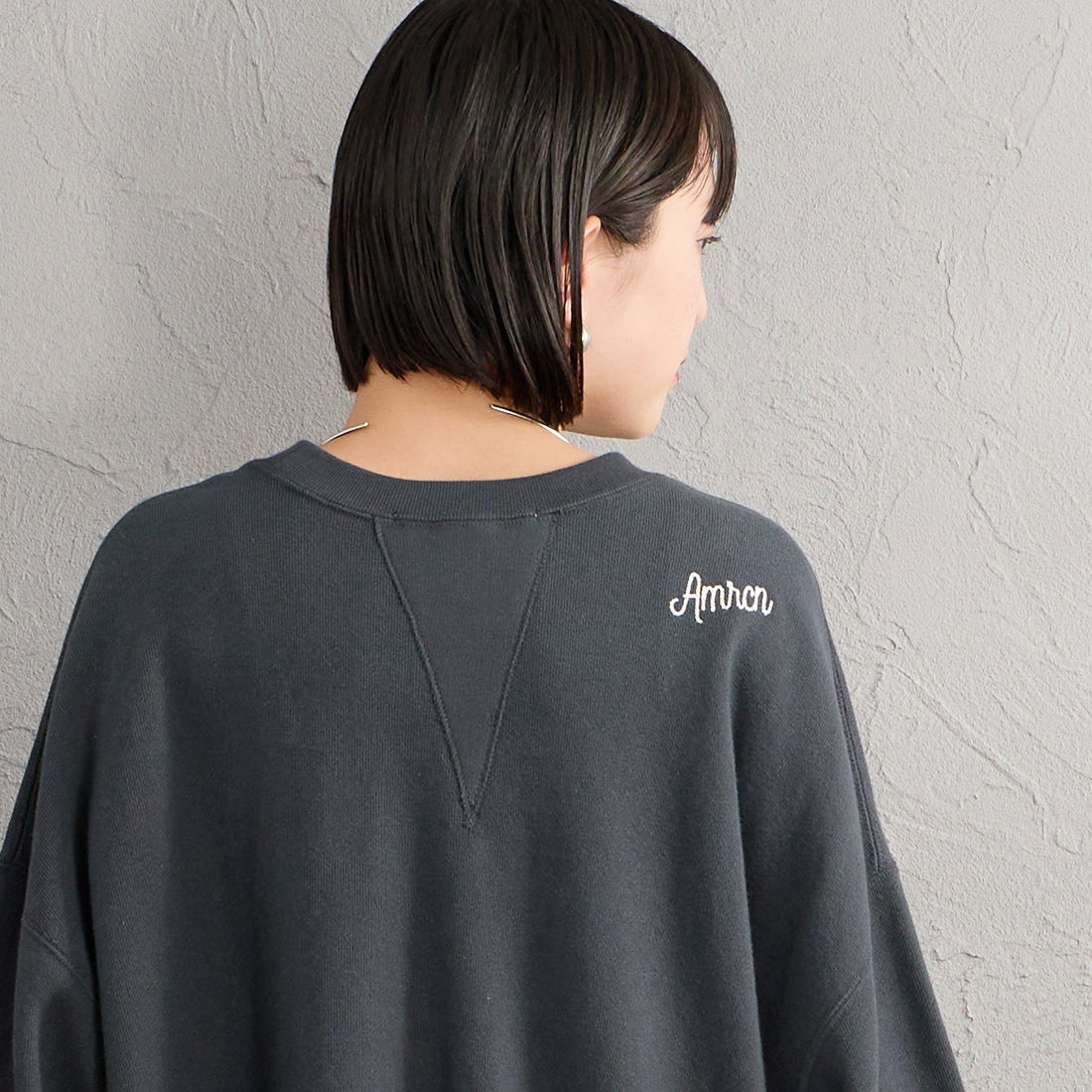 Americana × JEANS FACTORY [アメリカーナ × ジーンズファクトリー] 別注 カレッジロゴプリント カットオフスウェット [ASO-899-1-JF] ｽﾐｸﾛ &&モデル身長：150cm 着用サイズ：ONE SIZE&&