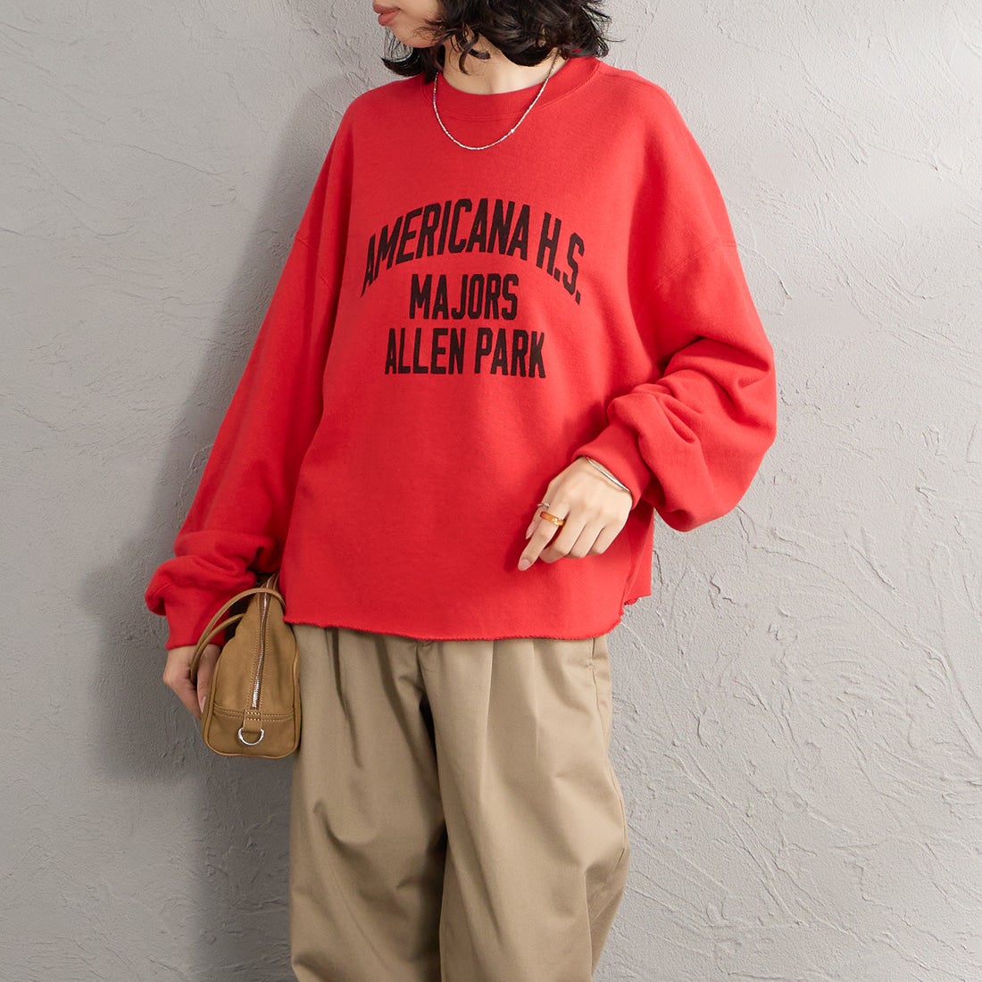 Americana × JEANS FACTORY [アメリカーナ × ジーンズファクトリー] 別注 カレッジロゴプリント カットオフスウェット [ASO-899-1-JF] ﾚｯﾄﾞ &&モデル身長：162cm 着用サイズ：ONE SIZE&&