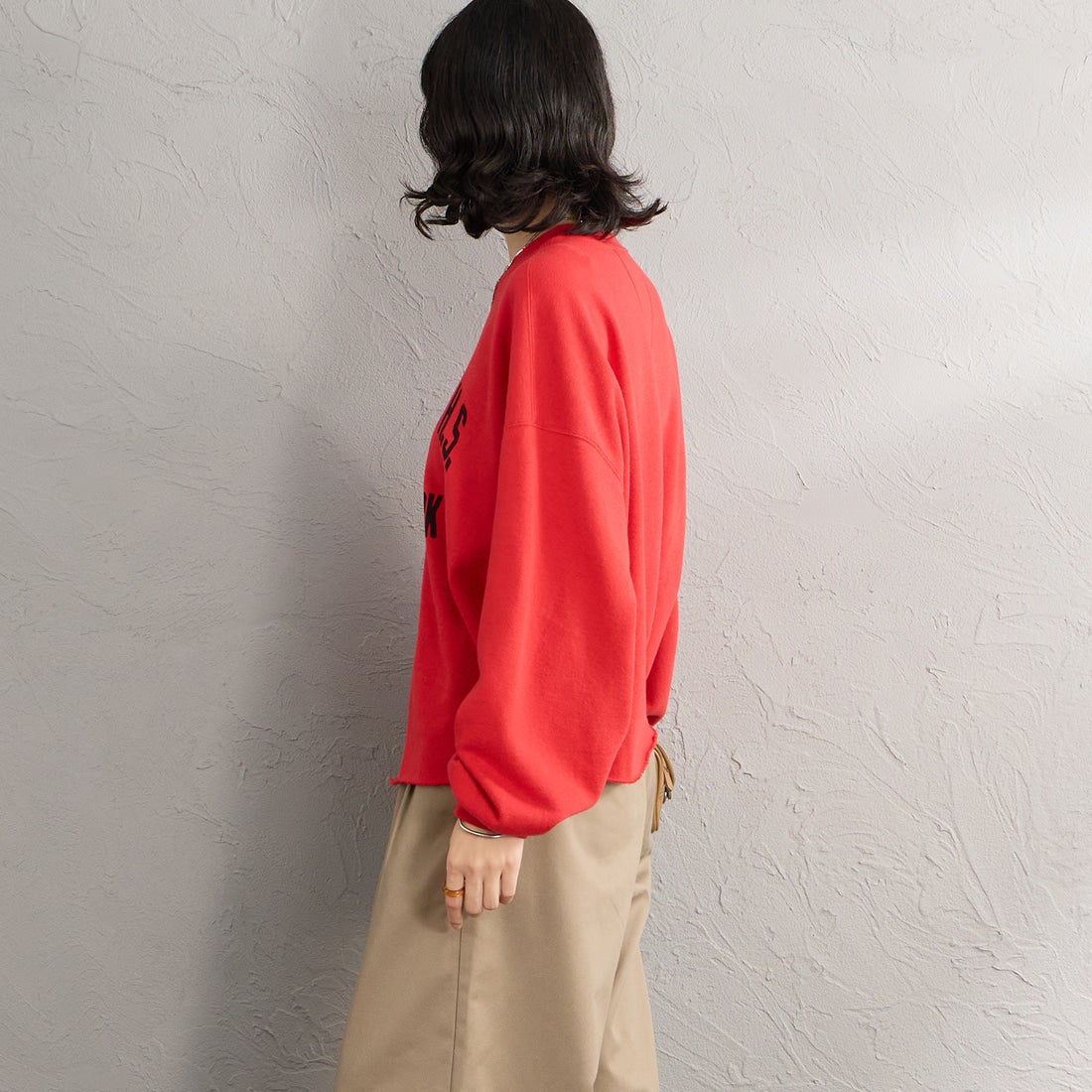 Americana × JEANS FACTORY [アメリカーナ × ジーンズファクトリー] 別注 カレッジロゴプリント カットオフスウェット [ASO-899-1-JF] ﾚｯﾄﾞ &&モデル身長：162cm 着用サイズ：ONE SIZE&&