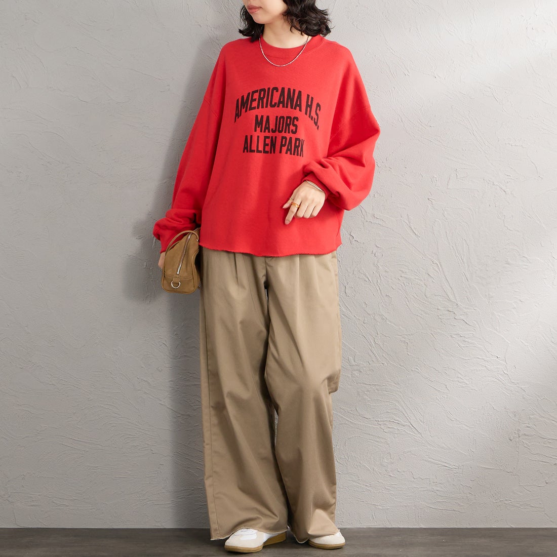 Americana × JEANS FACTORY [アメリカーナ × ジーンズファクトリー] 別注 カレッジロゴプリント カットオフスウェット [ASO-899-1-JF] ﾚｯﾄﾞ &&モデル身長：162cm 着用サイズ：ONE SIZE&&