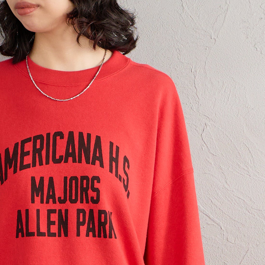 Americana × JEANS FACTORY [アメリカーナ × ジーンズファクトリー] 別注 カレッジロゴプリント カットオフスウェット [ASO-899-1-JF] ﾚｯﾄﾞ &&モデル身長：162cm 着用サイズ：ONE SIZE&&