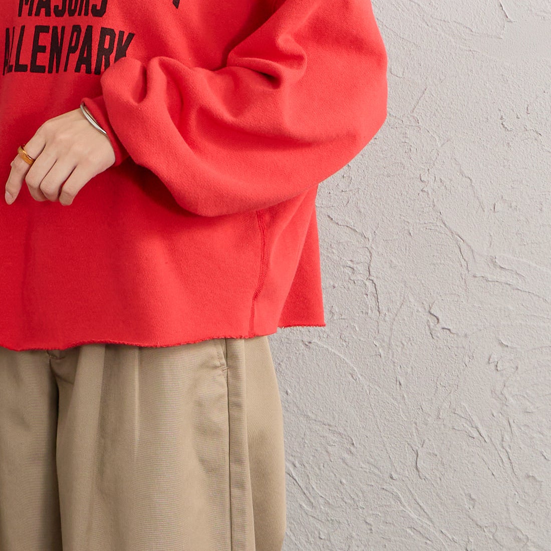 Americana × JEANS FACTORY [アメリカーナ × ジーンズファクトリー] 別注 カレッジロゴプリント カットオフスウェット [ASO-899-1-JF] ﾚｯﾄﾞ &&モデル身長：162cm 着用サイズ：ONE SIZE&&