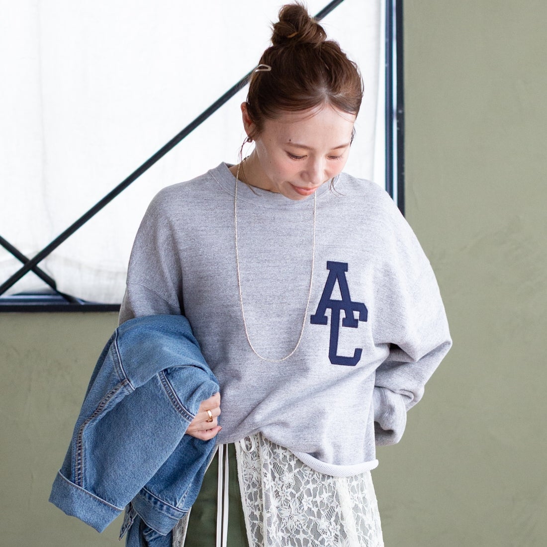 Americana × JEANS FACTORY [アメリカーナ × ジーンズファクトリー] 別注 AC ワッペン カットオフスウェット [ASO-899-2-JF] ﾓｸｸﾞﾚｰ &&モデル身長：150cm 着用サイズ：ONE SIZE&&