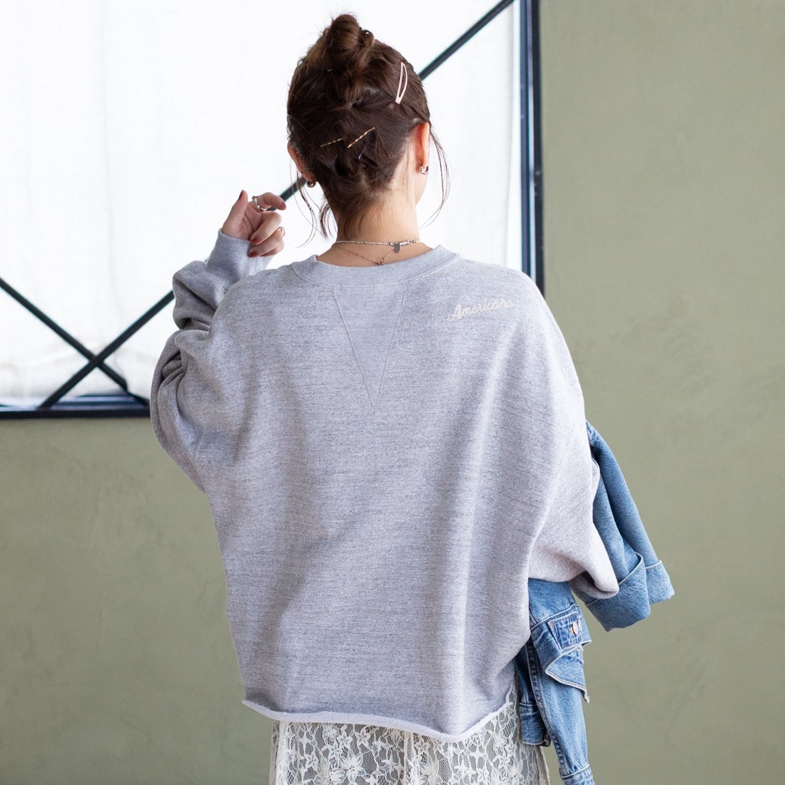 Americana × JEANS FACTORY [アメリカーナ × ジーンズファクトリー] 別注 AC ワッペン カットオフスウェット [ASO-899-2-JF] ﾓｸｸﾞﾚｰ &&モデル身長：150cm 着用サイズ：ONE SIZE&&