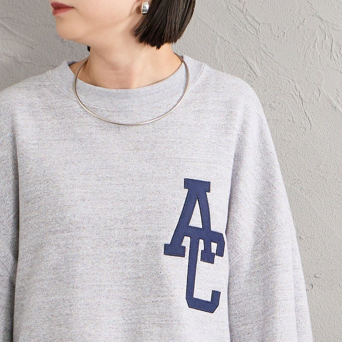 Americana × JEANS FACTORY [アメリカーナ × ジーンズファクトリー] 別注 AC ワッペン カットオフスウェット [ASO-899-2-JF] ﾓｸｸﾞﾚｰ &&モデル身長：150cm 着用サイズ：ONE SIZE&&