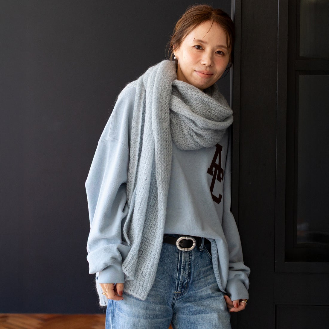 Americana × JEANS FACTORY [アメリカーナ × ジーンズファクトリー] 別注 AC ワッペン カットオフスウェット [ASO-899-2-JF] ﾌﾞﾙｰｸﾞﾚｰ &&モデル身長：153cm 着用サイズ：ONE SIZE&&