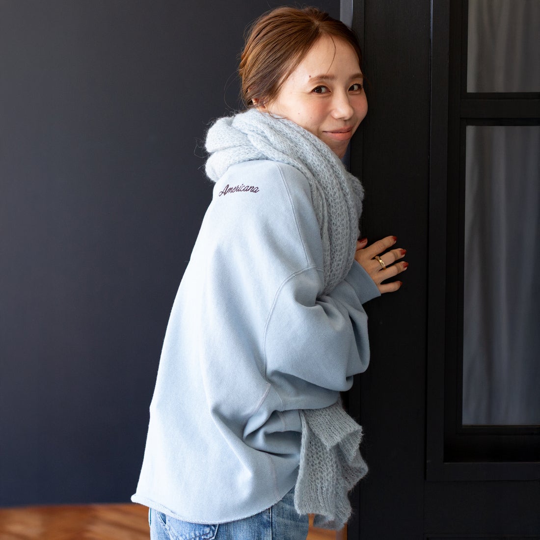 Americana × JEANS FACTORY [アメリカーナ × ジーンズファクトリー] 別注 AC ワッペン カットオフスウェット [ASO-899-2-JF] ﾌﾞﾙｰｸﾞﾚｰ &&モデル身長：162cm 着用サイズ：ONE SIZE&&