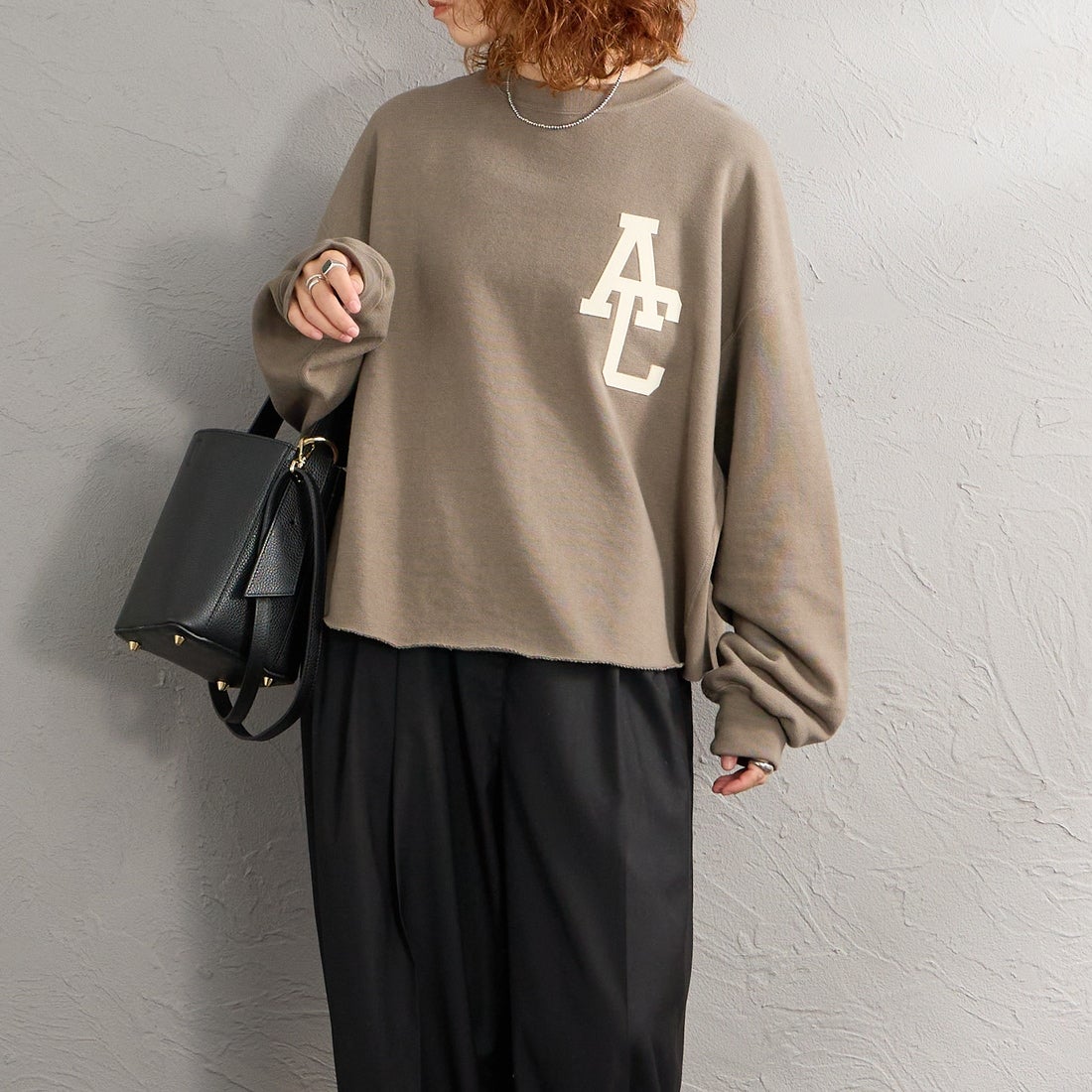 Americana × JEANS FACTORY [アメリカーナ × ジーンズファクトリー] 別注 AC ワッペン カットオフスウェット [ASO-899-2-JF] ｸﾞﾚｰﾌﾞﾗｳﾝ &&モデル身長：158cm 着用サイズ：ONE SIZE&&
