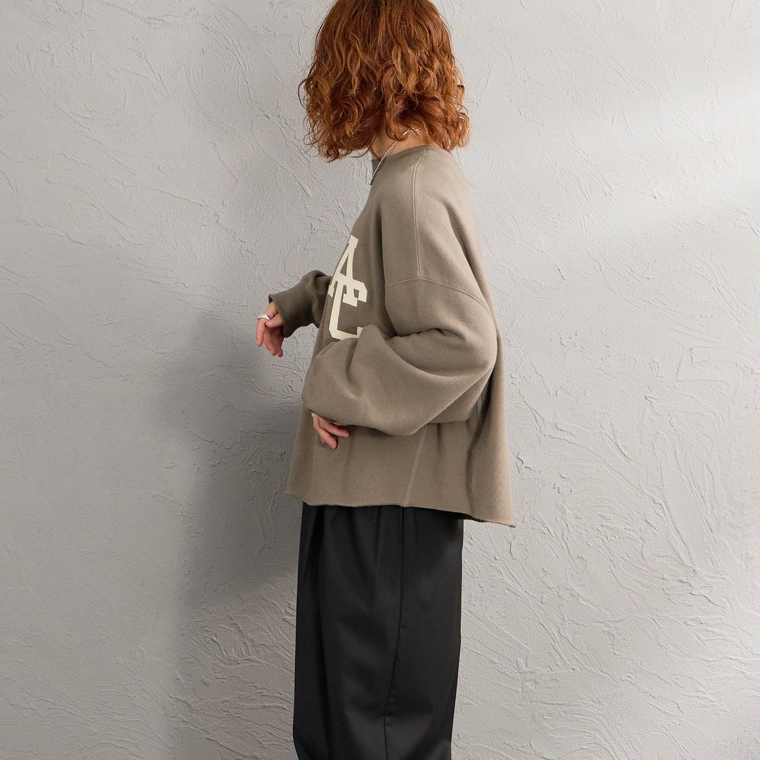 Americana × JEANS FACTORY [アメリカーナ × ジーンズファクトリー] 別注 AC ワッペン カットオフスウェット [ASO-899-2-JF] ｸﾞﾚｰﾌﾞﾗｳﾝ &&モデル身長：158cm 着用サイズ：ONE SIZE&&