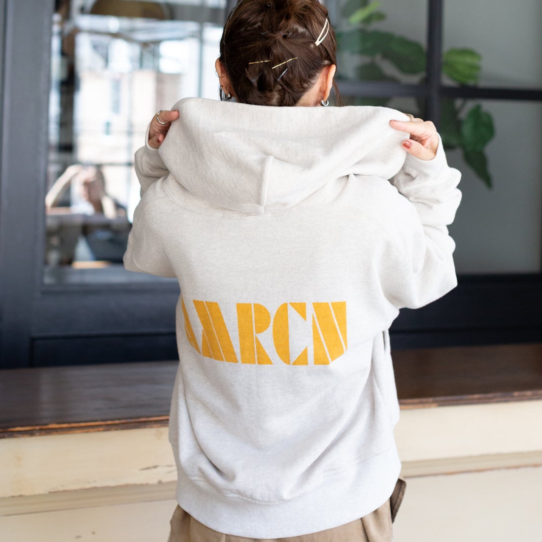 Americana × JEANS FACTORY [アメリカーナ × ジーンズファクトリー] 別注 AMRCN バックプリント ジップフードパーカー [ASO-900-JF] ｵｰﾄﾐｰﾙ &&モデル身長：150cm 着用サイズ：ONE SIZE&&
