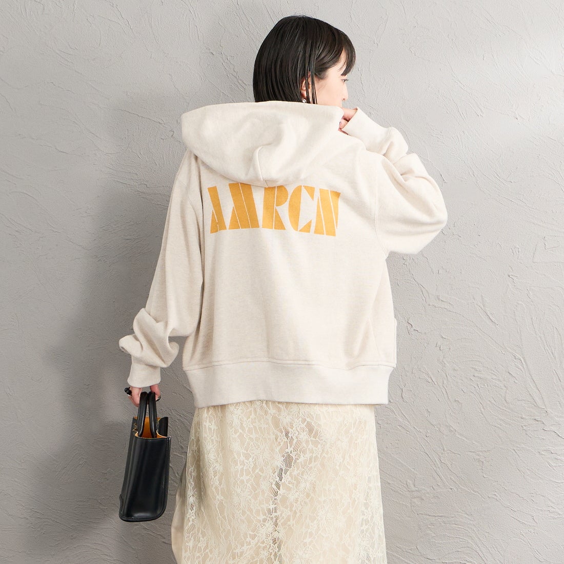 Americana × JEANS FACTORY [アメリカーナ × ジーンズファクトリー] 別注 AMRCN バックプリント ジップフードパーカー [ASO-900-JF] ｵｰﾄﾐｰﾙ &&モデル身長：150cm 着用サイズ：ONE SIZE&&