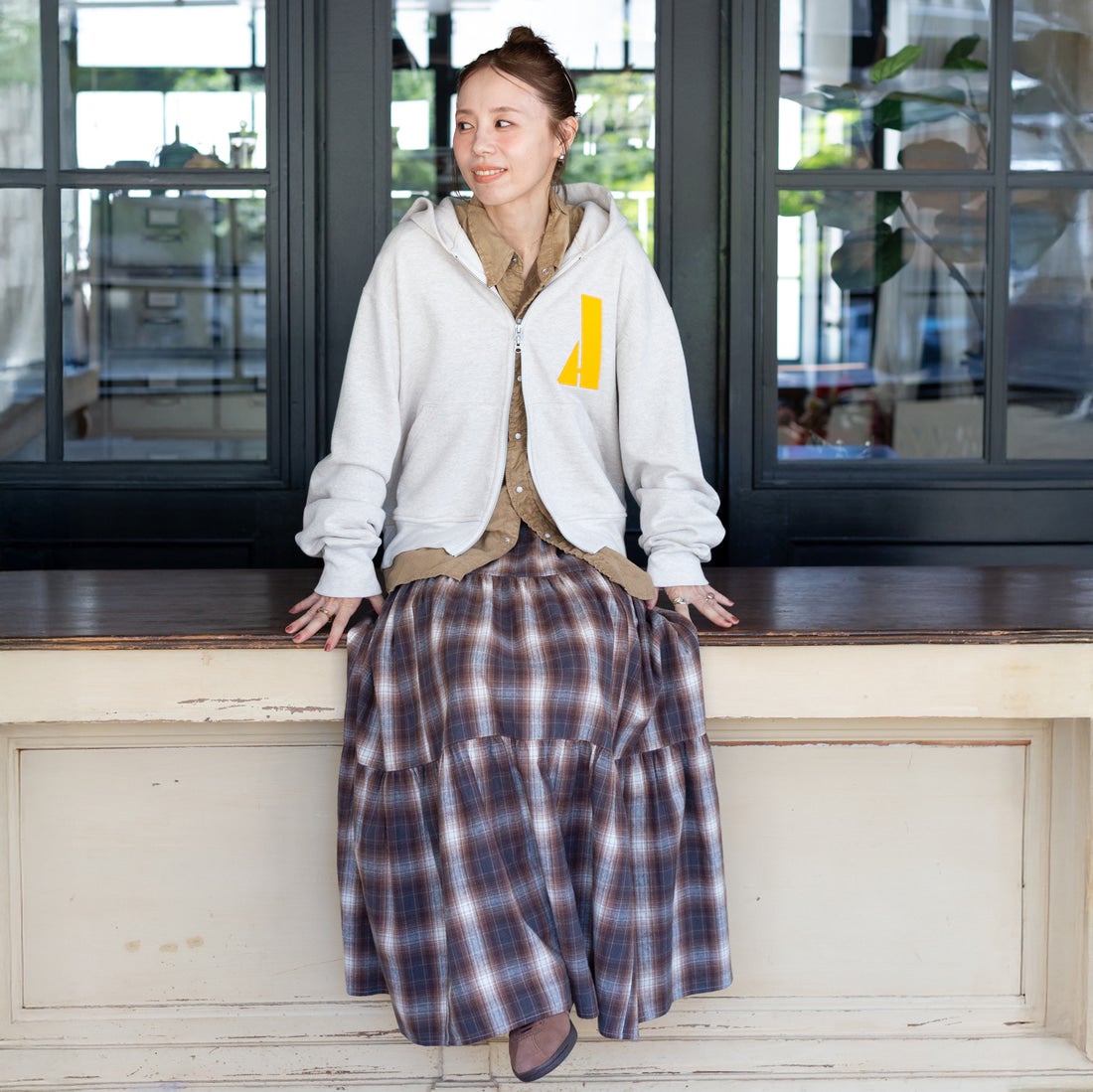 Americana × JEANS FACTORY [アメリカーナ × ジーンズファクトリー] 別注 AMRCN バックプリント ジップフードパーカー [ASO-900-JF] ｵｰﾄﾐｰﾙ &&モデル身長：150cm 着用サイズ：ONE SIZE&&