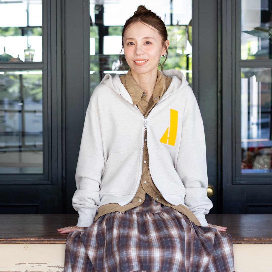 Americana × JEANS FACTORY [アメリカーナ × ジーンズファクトリー] 別注 AMRCN バックプリント ジップフードパーカー [ASO-900-JF] ｵｰﾄﾐｰﾙ &&モデル身長：153cm 着用サイズ：ONE SIZE&&