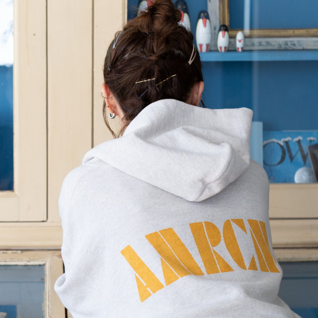 Americana × JEANS FACTORY [アメリカーナ × ジーンズファクトリー] 別注 AMRCN バックプリント ジップフードパーカー [ASO-900-JF] ｵｰﾄﾐｰﾙ &&モデル身長：150cm 着用サイズ：ONE SIZE&&