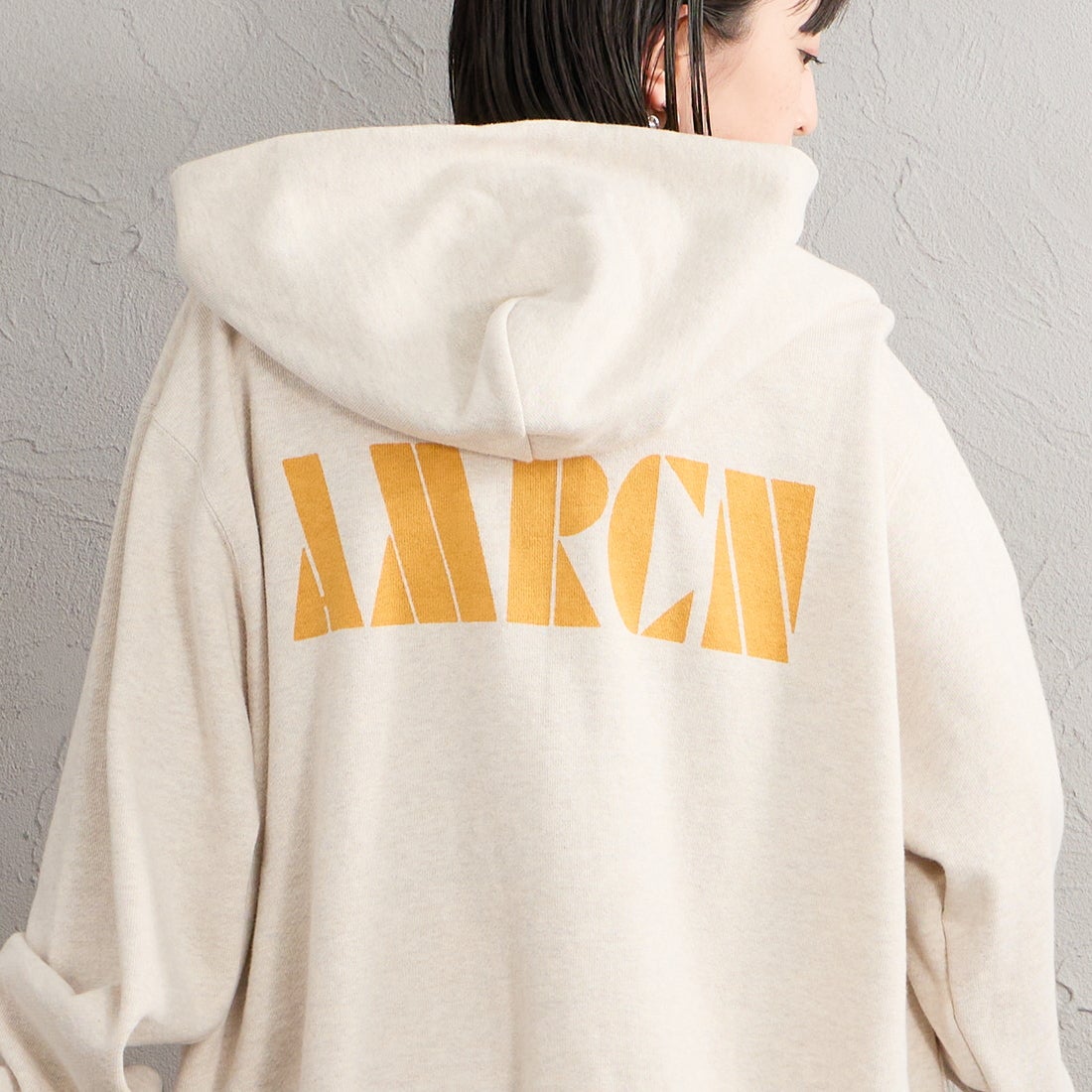 Americana × JEANS FACTORY [アメリカーナ × ジーンズファクトリー] 別注 AMRCN バックプリント ジップフードパーカー [ASO-900-JF] ｵｰﾄﾐｰﾙ &&モデル身長：150cm 着用サイズ：ONE SIZE&&