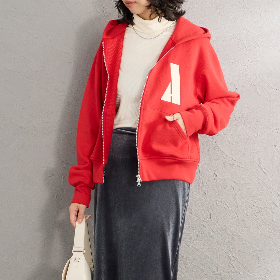 Americana × JEANS FACTORY [アメリカーナ × ジーンズファクトリー] 別注 AMRCN バックプリント ジップフードパーカー [ASO-900-JF] ﾚｯﾄﾞ &&モデル身長：162cm 着用サイズ：ONE SIZE&&