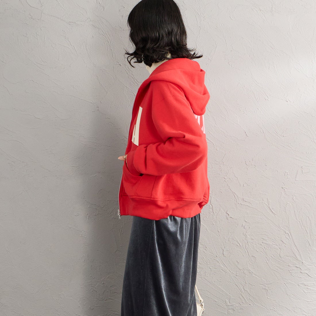 Americana × JEANS FACTORY [アメリカーナ × ジーンズファクトリー] 別注 AMRCN バックプリント ジップフードパーカー [ASO-900-JF] ﾚｯﾄﾞ &&モデル身長：162cm 着用サイズ：ONE SIZE&&