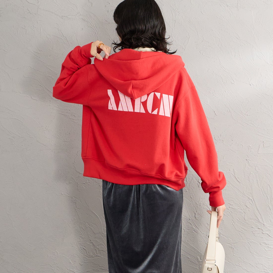 Americana × JEANS FACTORY [アメリカーナ × ジーンズファクトリー] 別注 AMRCN バックプリント ジップフードパーカー [ASO-900-JF] ﾚｯﾄﾞ &&モデル身長：162cm 着用サイズ：ONE SIZE&&