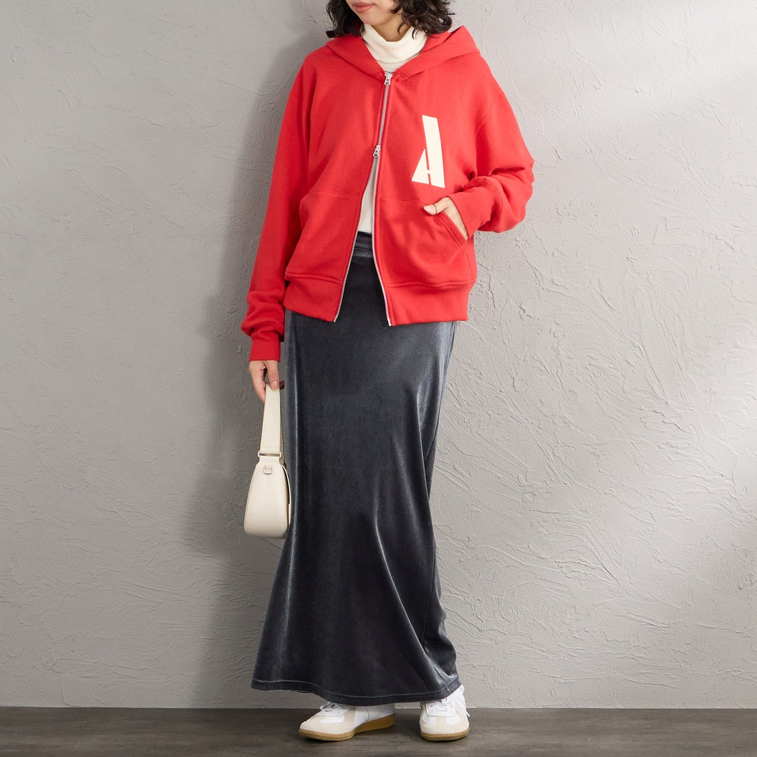 Americana × JEANS FACTORY [アメリカーナ × ジーンズファクトリー] 別注 AMRCN バックプリント ジップフードパーカー [ASO-900-JF] ﾚｯﾄﾞ &&モデル身長：162cm 着用サイズ：ONE SIZE&&