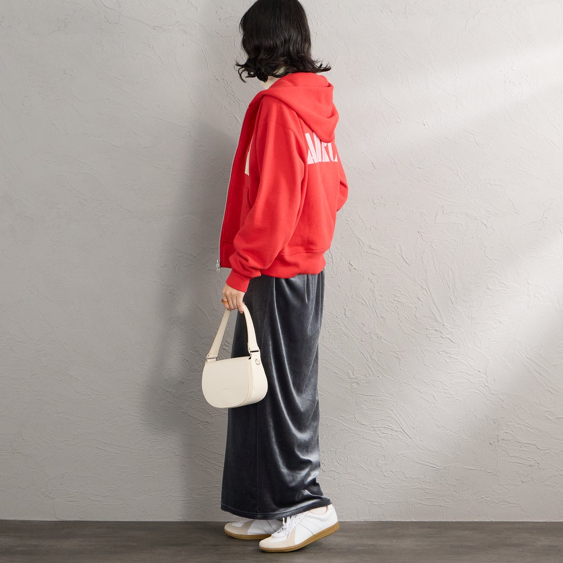 Americana × JEANS FACTORY [アメリカーナ × ジーンズファクトリー] 別注 AMRCN バックプリント ジップフードパーカー [ASO-900-JF] ﾚｯﾄﾞ &&モデル身長：162cm 着用サイズ：ONE SIZE&&