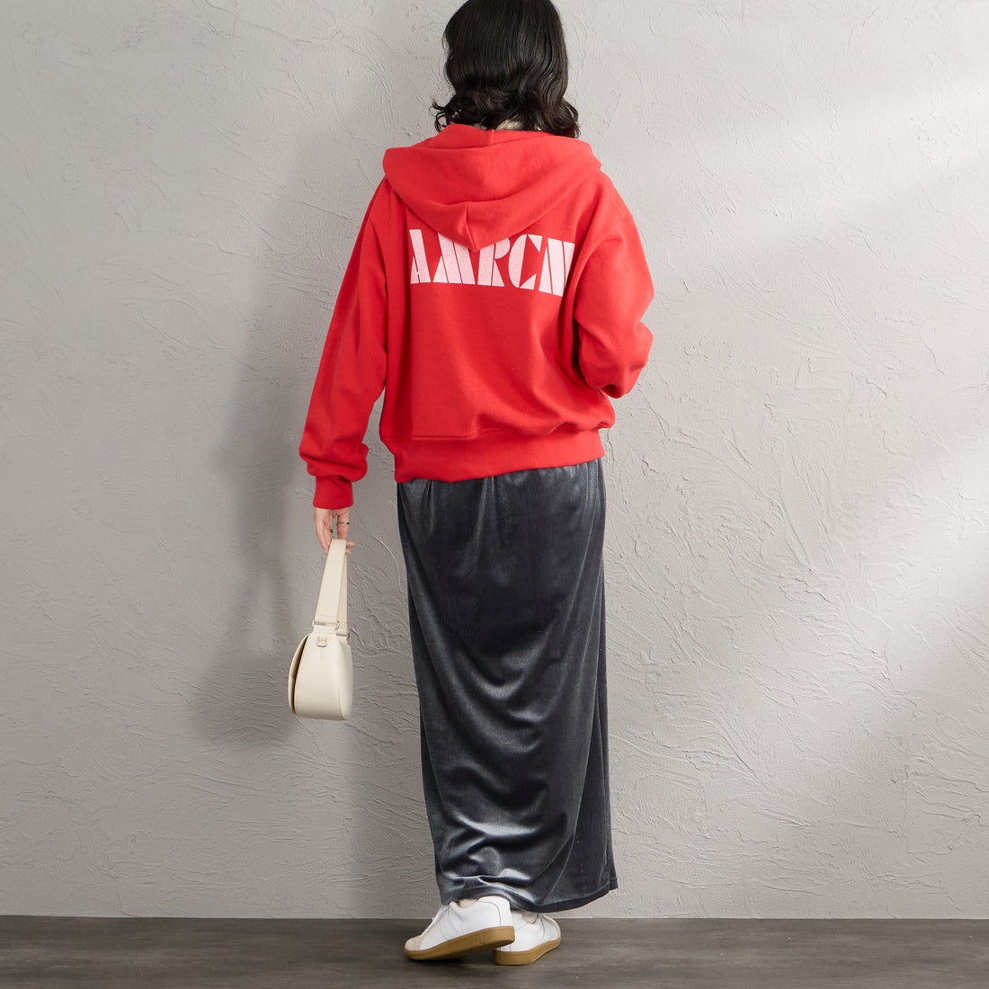 Americana × JEANS FACTORY [アメリカーナ × ジーンズファクトリー] 別注 AMRCN バックプリント ジップフードパーカー [ASO-900-JF] ﾚｯﾄﾞ &&モデル身長：162cm 着用サイズ：ONE SIZE&&