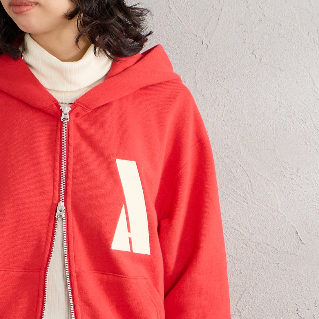 Americana × JEANS FACTORY [アメリカーナ × ジーンズファクトリー] 別注 AMRCN バックプリント ジップフードパーカー [ASO-900-JF] ﾚｯﾄﾞ &&モデル身長：162cm 着用サイズ：ONE SIZE&&