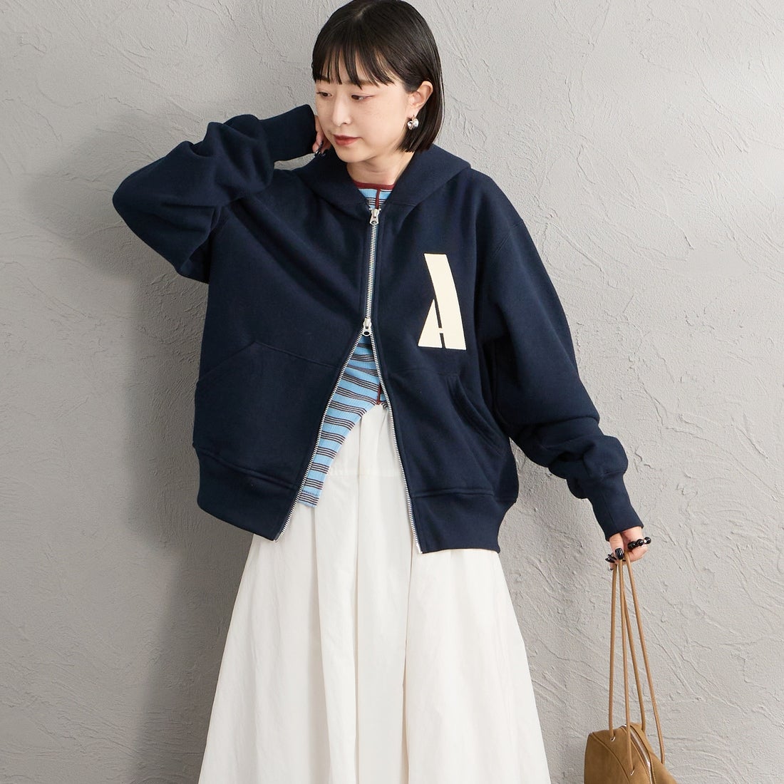 Americana × JEANS FACTORY [アメリカーナ × ジーンズファクトリー] 別注 AMRCN バックプリント ジップフードパーカー [ASO-900-JF] ﾈｲﾋﾞｰ &&モデル身長：150cm 着用サイズ：ONE SIZE&&