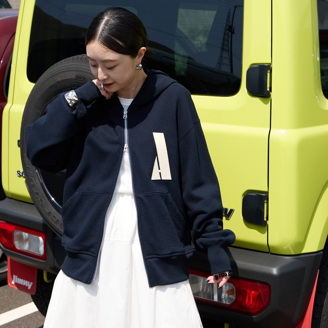 Americana × JEANS FACTORY [アメリカーナ × ジーンズファクトリー] 別注 AMRCN バックプリント ジップフードパーカー [ASO-900-JF] ﾈｲﾋﾞｰ &&モデル身長：150cm 着用サイズ：ONE SIZE&&