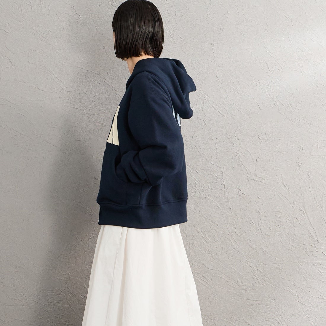 Americana × JEANS FACTORY [アメリカーナ × ジーンズファクトリー] 別注 AMRCN バックプリント ジップフードパーカー [ASO-900-JF] ﾈｲﾋﾞｰ &&モデル身長：150cm 着用サイズ：ONE SIZE&&