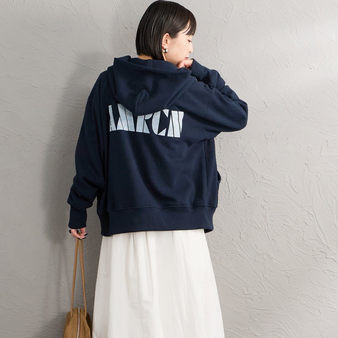 Americana × JEANS FACTORY [アメリカーナ × ジーンズファクトリー] 別注 AMRCN バックプリント ジップフードパーカー [ASO-900-JF] ﾈｲﾋﾞｰ &&モデル身長：150cm 着用サイズ：ONE SIZE&&