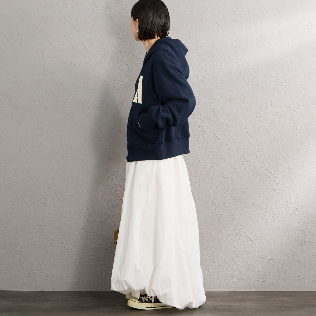 Americana × JEANS FACTORY [アメリカーナ × ジーンズファクトリー] 別注 AMRCN バックプリント ジップフードパーカー [ASO-900-JF] ﾈｲﾋﾞｰ &&モデル身長：150cm 着用サイズ：ONE SIZE&&