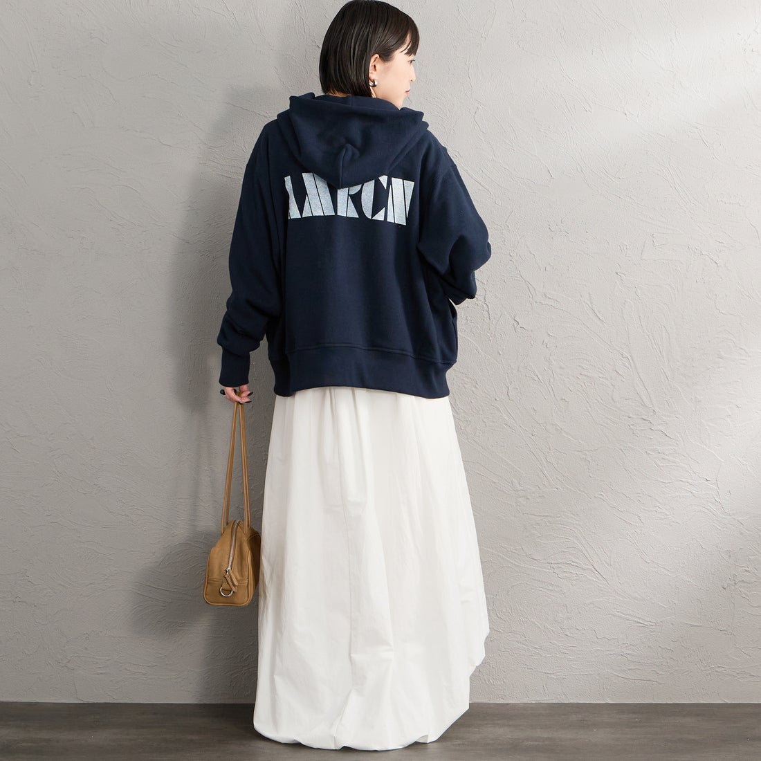 Americana × JEANS FACTORY [アメリカーナ × ジーンズファクトリー] 別注 AMRCN バックプリント ジップフードパーカー [ASO-900-JF] ﾈｲﾋﾞｰ &&モデル身長：150cm 着用サイズ：ONE SIZE&&