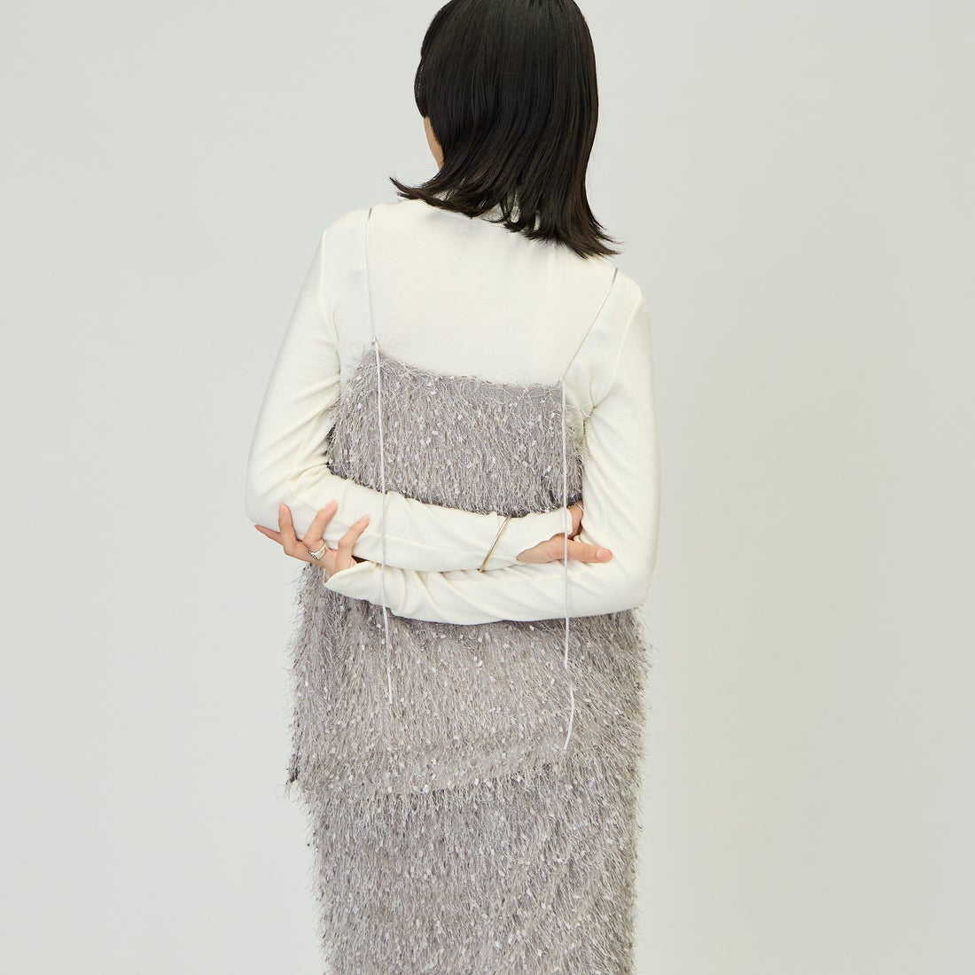 nenom [ネノム] サイドスリット入り アシンメトリーフェザーキャミソール [NE26322023] 05 L.GRAY &&モデル身長：162cm 着用サイズ：F&&
